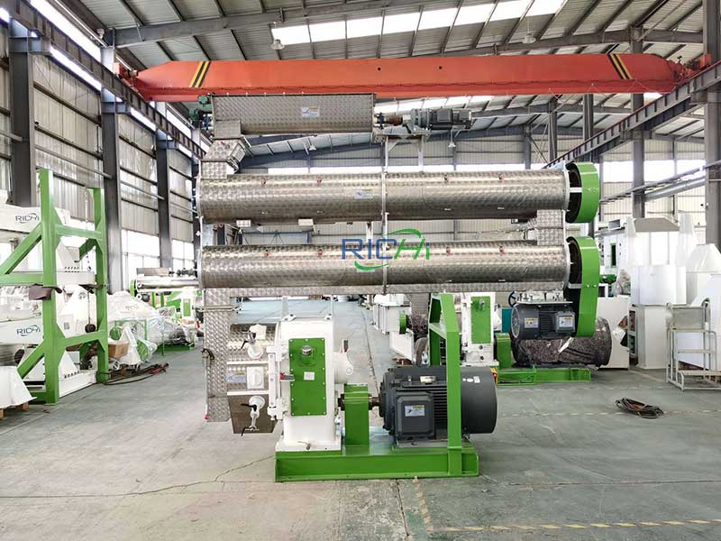 feed-pellet-machine-in-workshop
